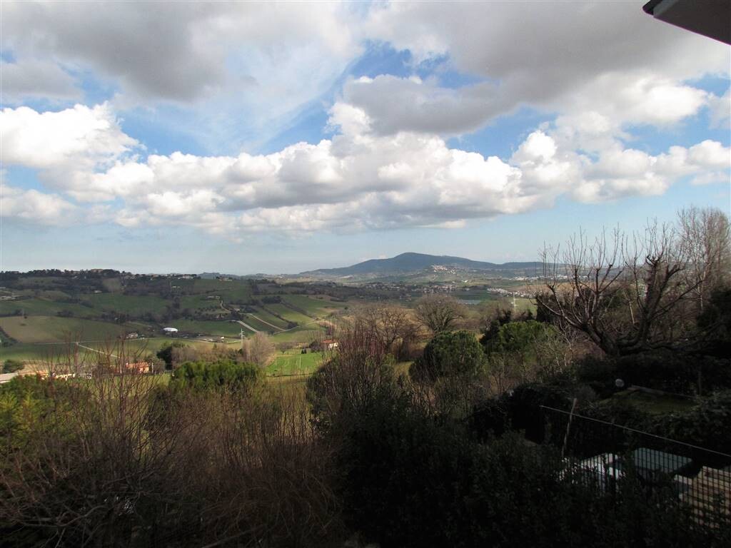 GRAZIOSO APPARTAMENTO SU DUE LIVELLI CON GARAGE — foto 8