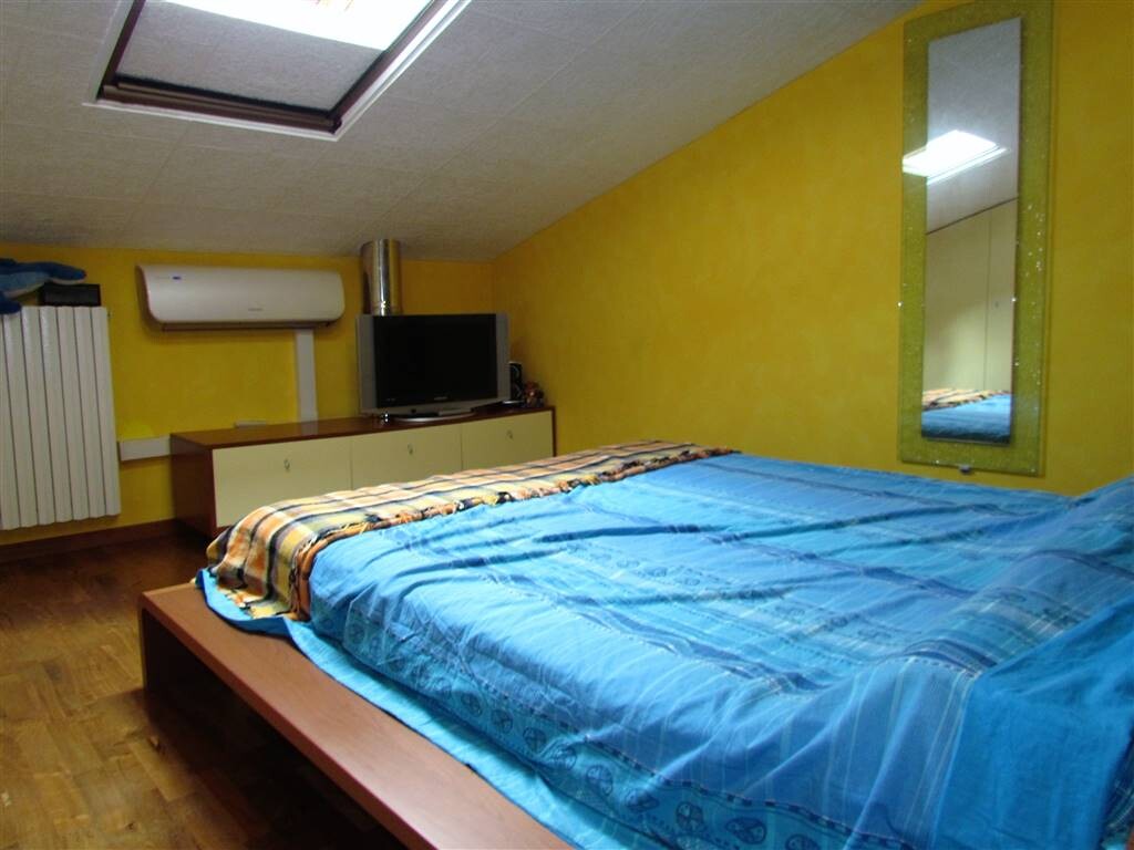 GRAZIOSO APPARTAMENTO SU DUE LIVELLI CON GARAGE — foto 3