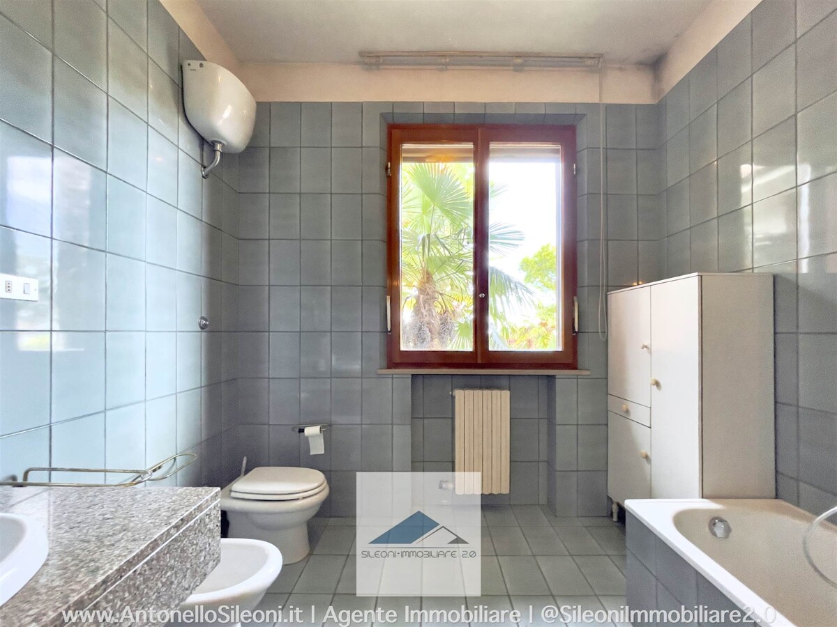 VILLINO A SCHIERA CON AMPIO GIARIDNO VISTA MARE — foto 19