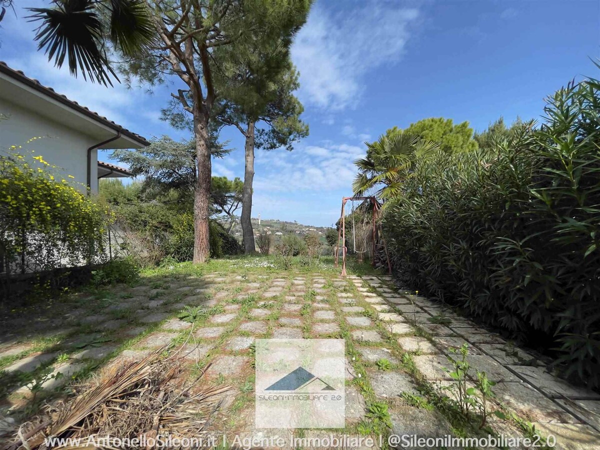VILLINO A SCHIERA CON AMPIO GIARIDNO VISTA MARE — foto 48