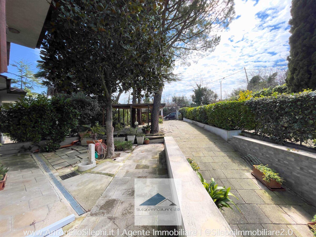 VILLINO A SCHIERA CON AMPIO GIARIDNO VISTA MARE — foto 38
