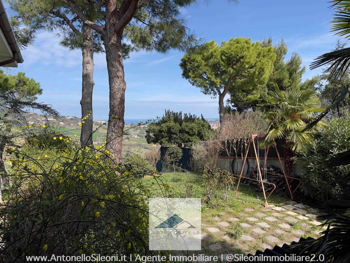 VILLINO A SCHIERA CON AMPIO GIARIDNO VISTA MARE — foto 49