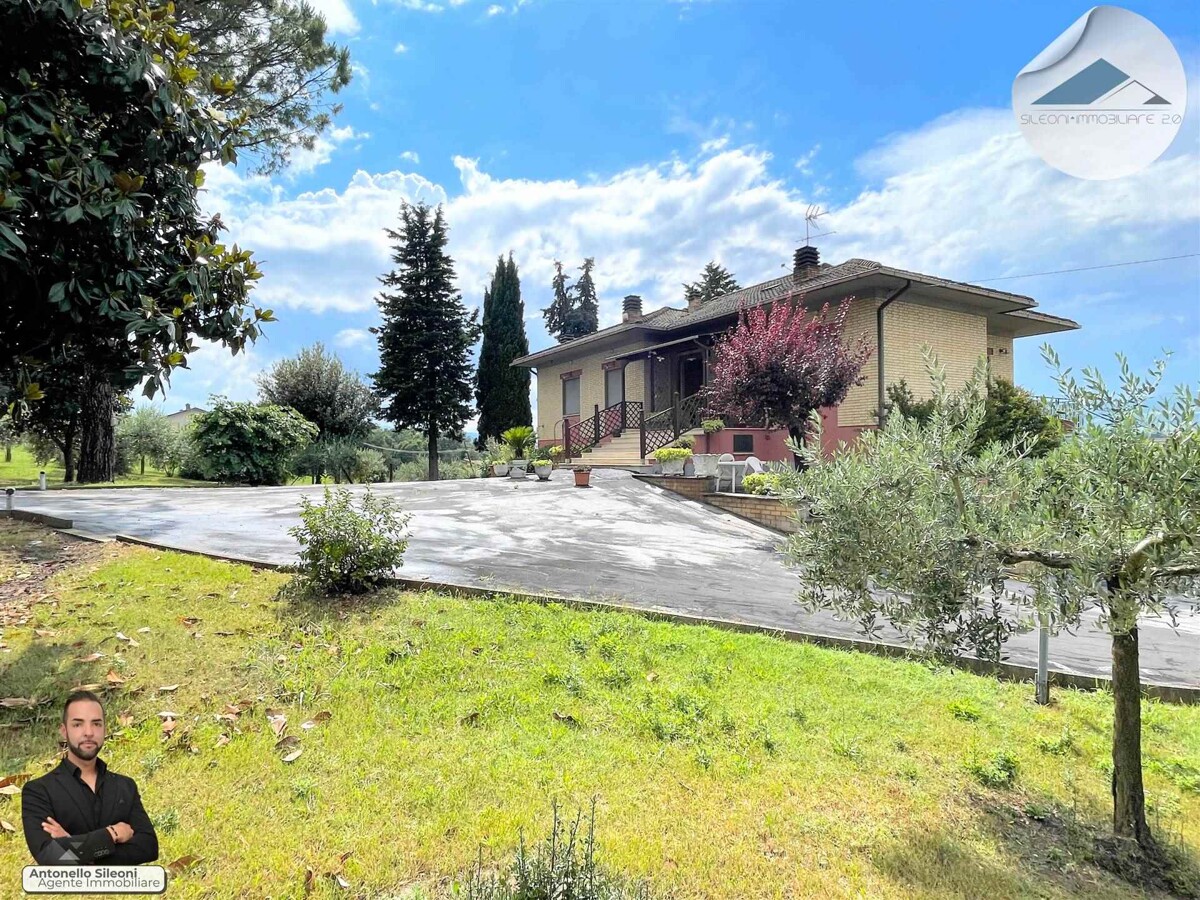 CASA SINGOLA CON AMPIA CORTE PRIVATA E TERRENO