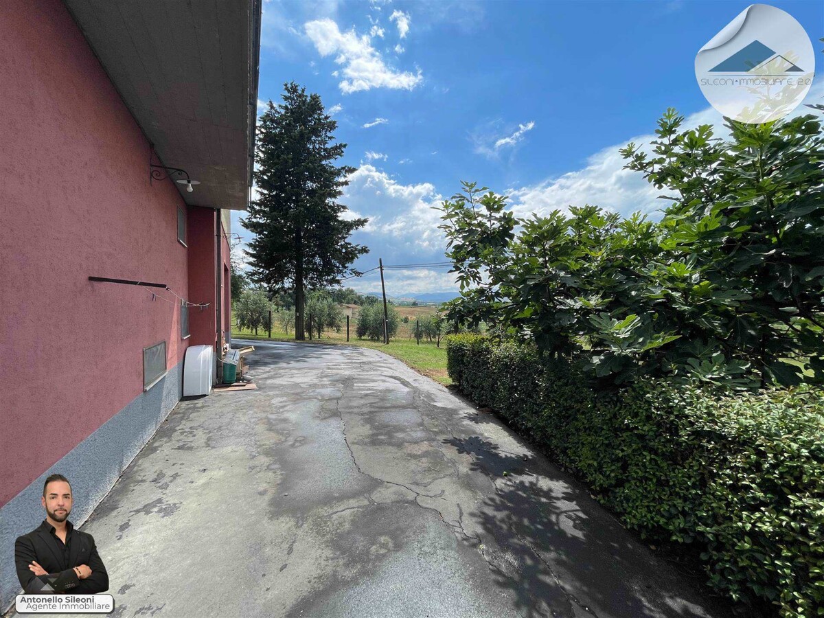 CASA SINGOLA CON AMPIA CORTE PRIVATA E TERRENO — foto 7