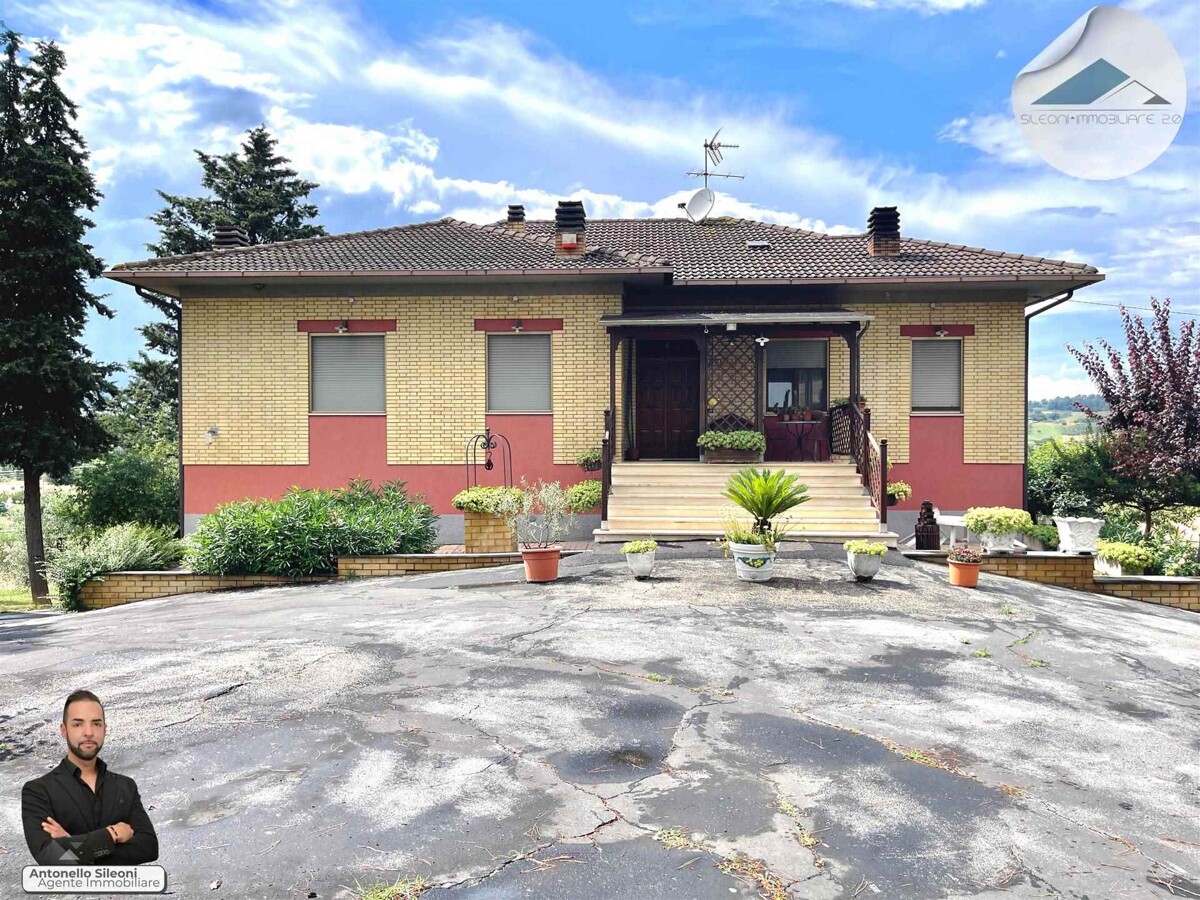 CASA SINGOLA CON AMPIA CORTE PRIVATA E TERRENO — foto 3