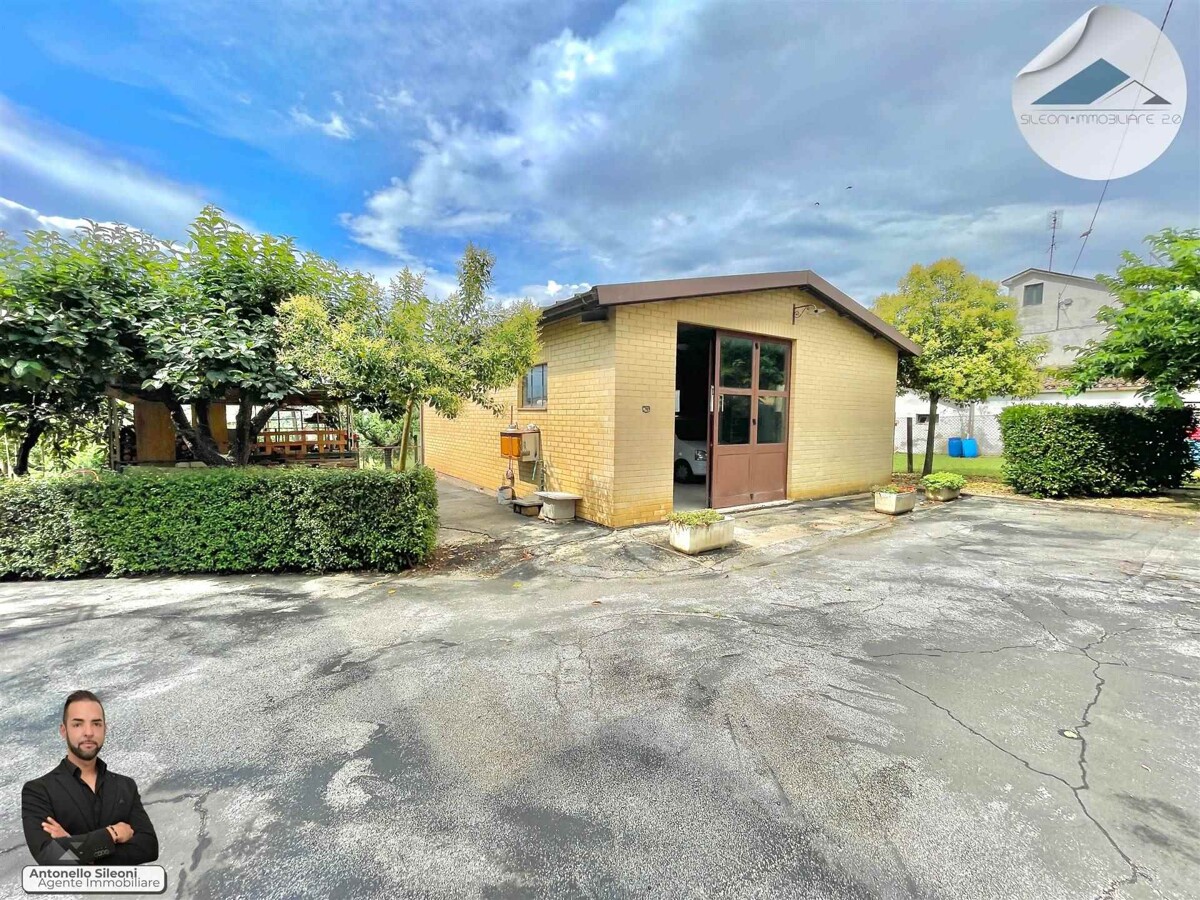 CASA SINGOLA CON AMPIA CORTE PRIVATA E TERRENO — foto 4