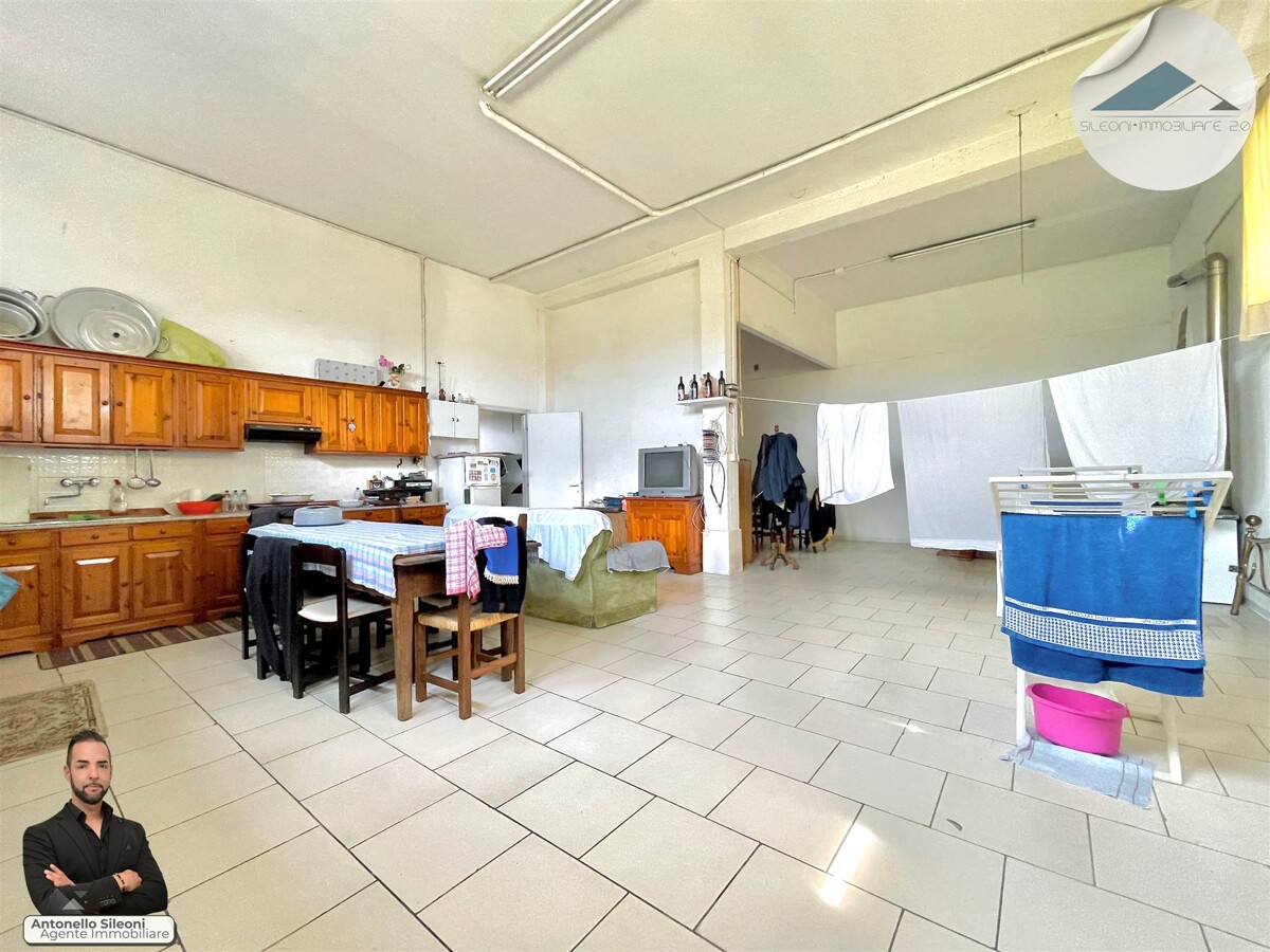 CASA SINGOLA CON AMPIA CORTE PRIVATA E TERRENO — foto 10