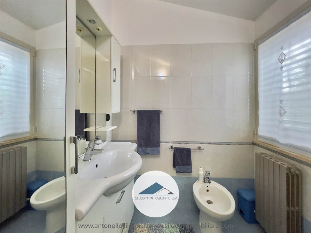 VILLETTA SINGOLA IN POSIZIONE PANORAMICA CON AMPIA CORTE PRIVATA — foto 17