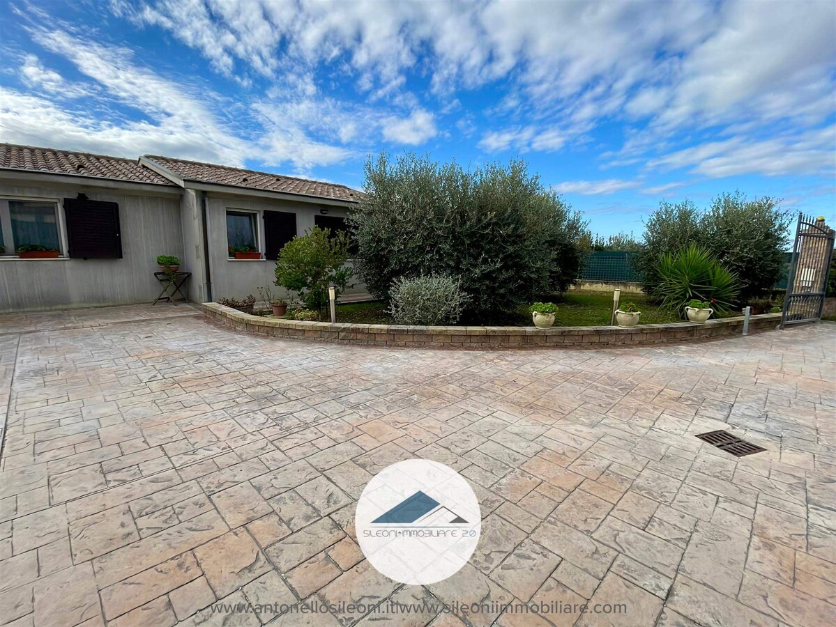 VILLETTA SINGOLA IN POSIZIONE PANORAMICA CON AMPIA CORTE PRIVATA — foto 27