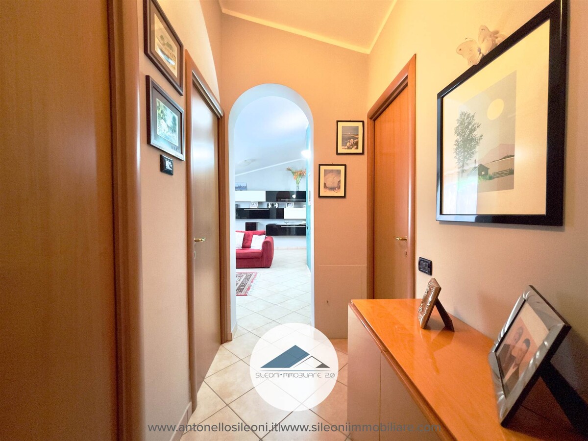 VILLETTA SINGOLA IN POSIZIONE PANORAMICA CON AMPIA CORTE PRIVATA — foto 23