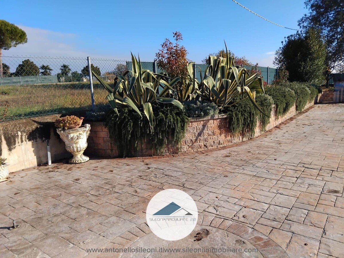 VILLETTA SINGOLA IN POSIZIONE PANORAMICA CON AMPIA CORTE PRIVATA — foto 33
