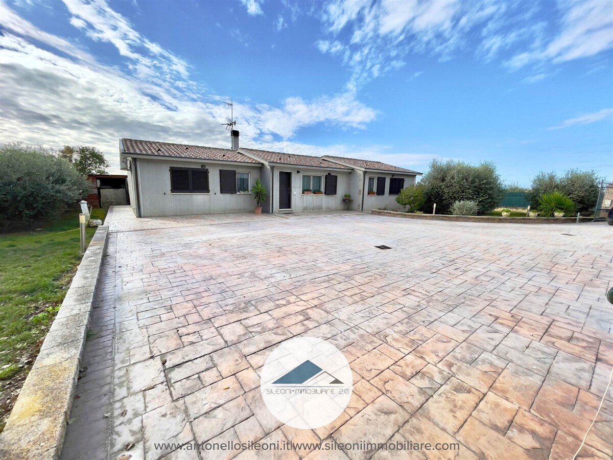 VILLETTA SINGOLA IN POSIZIONE PANORAMICA CON AMPIA CORTE PRIVATA — foto 32