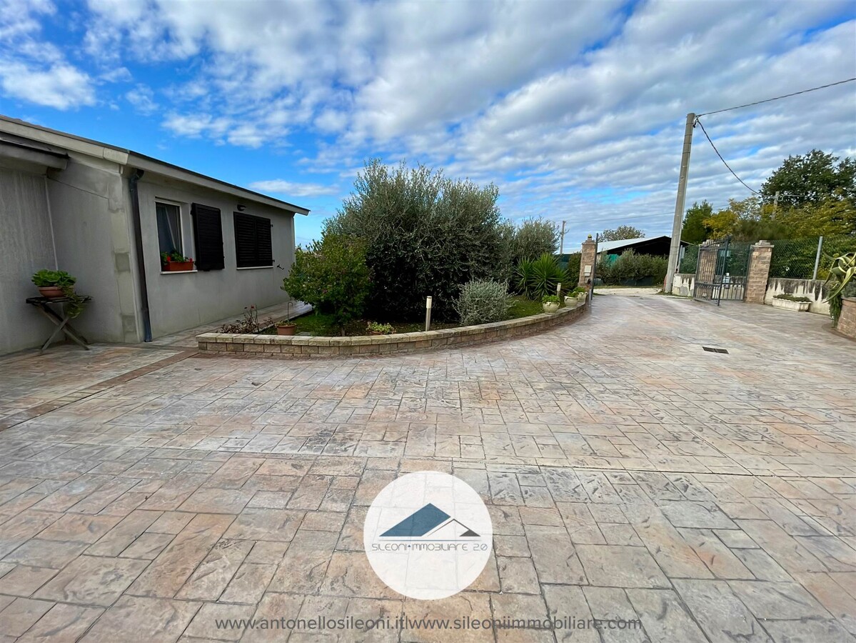 VILLETTA SINGOLA IN POSIZIONE PANORAMICA CON AMPIA CORTE PRIVATA — foto 26