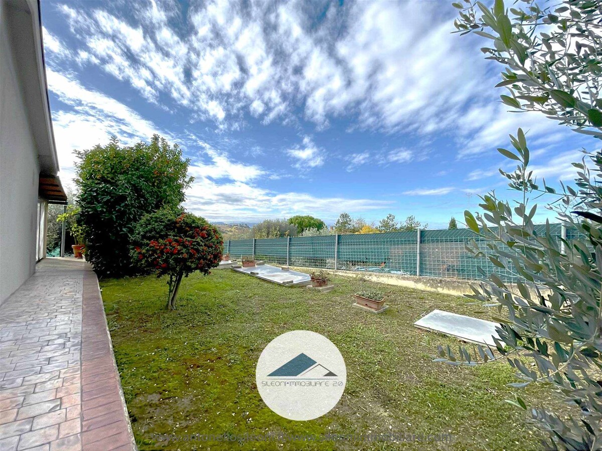 VILLETTA SINGOLA IN POSIZIONE PANORAMICA CON AMPIA CORTE PRIVATA — foto 29