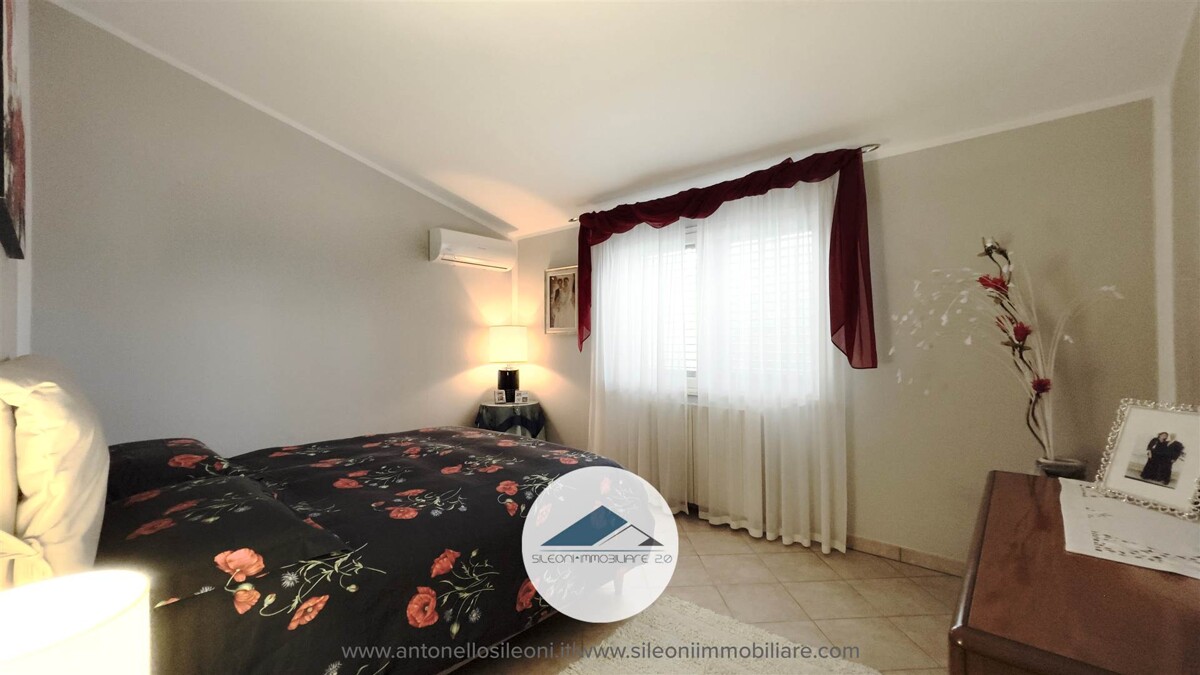 VILLETTA SINGOLA IN POSIZIONE PANORAMICA CON AMPIA CORTE PRIVATA — foto 13