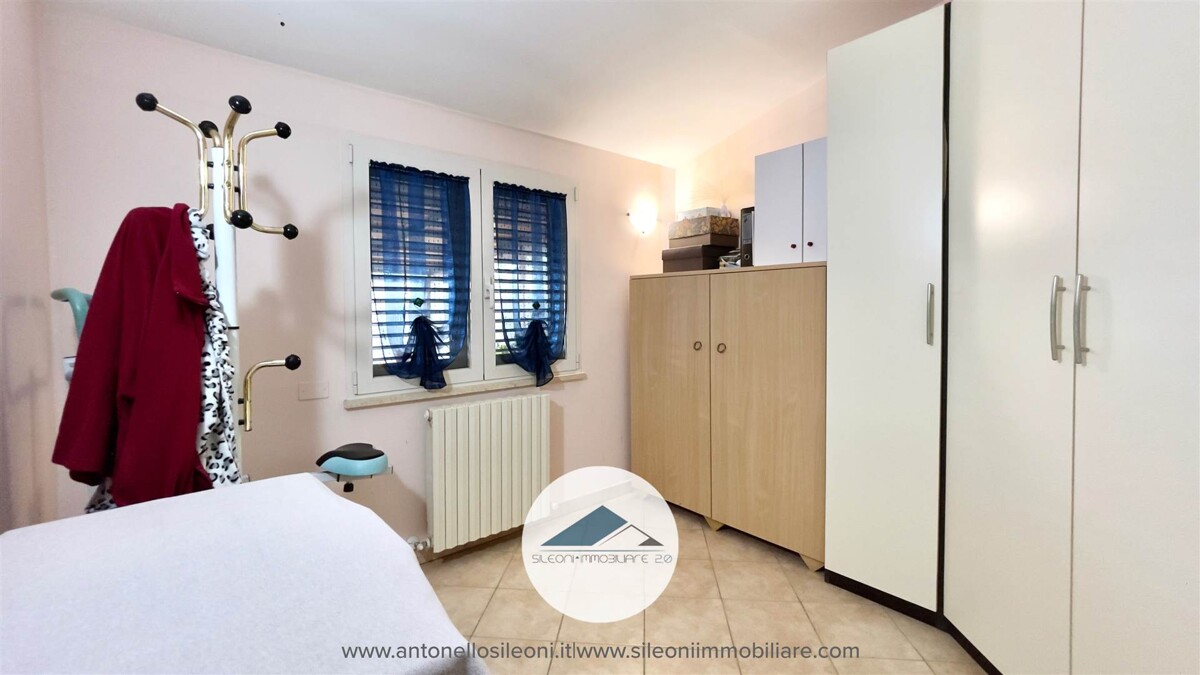 VILLETTA SINGOLA IN POSIZIONE PANORAMICA CON AMPIA CORTE PRIVATA — foto 14