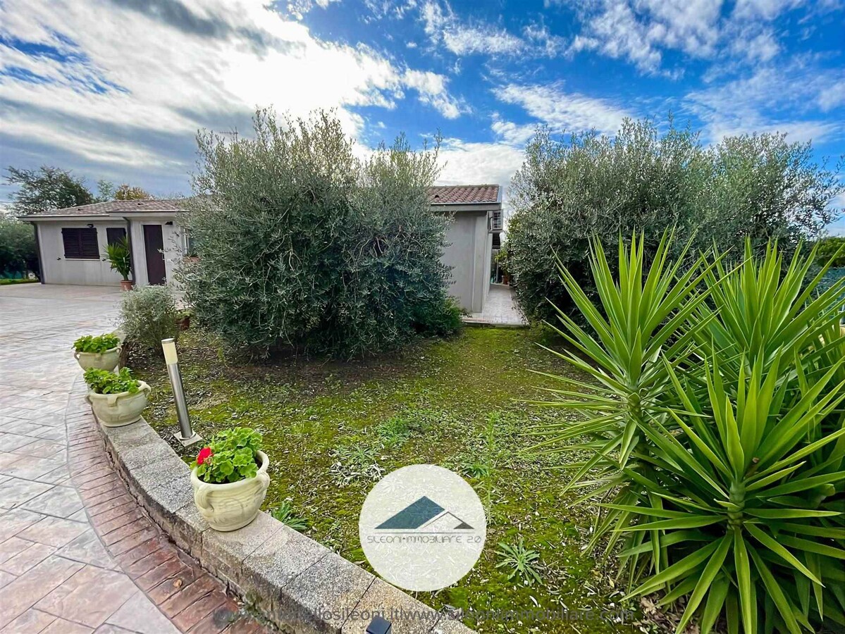 VILLETTA SINGOLA IN POSIZIONE PANORAMICA CON AMPIA CORTE PRIVATA — foto 28