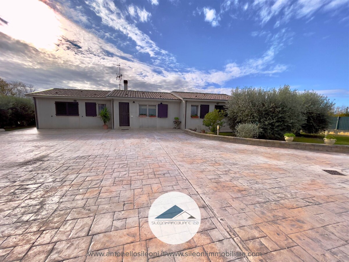 VILLETTA SINGOLA IN POSIZIONE PANORAMICA CON AMPIA CORTE PRIVATA — foto 31