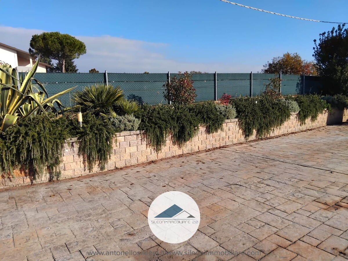 VILLETTA SINGOLA IN POSIZIONE PANORAMICA CON AMPIA CORTE PRIVATA — foto 34