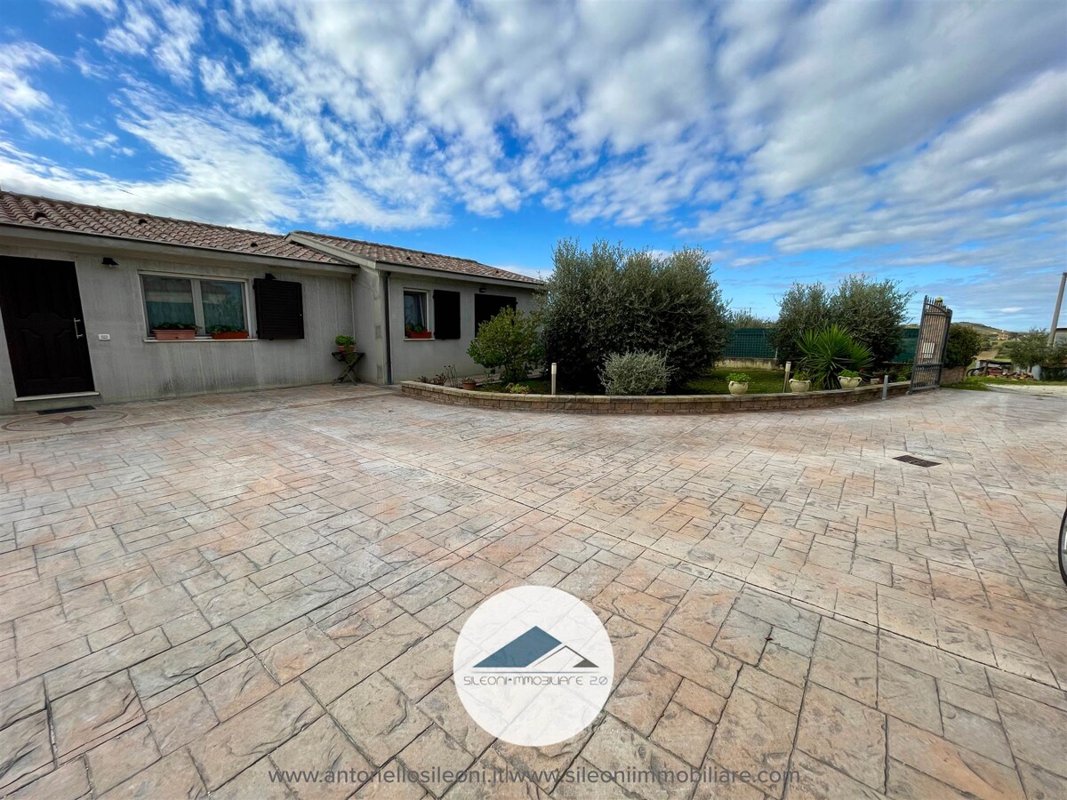 VILLETTA SINGOLA IN POSIZIONE PANORAMICA CON AMPIA CORTE PRIVATA — foto 25