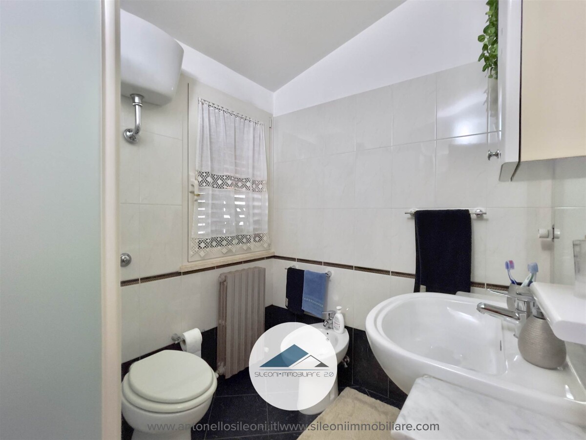 VILLETTA SINGOLA IN POSIZIONE PANORAMICA CON AMPIA CORTE PRIVATA — foto 12