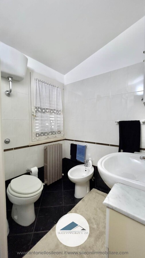 VILLETTA SINGOLA IN POSIZIONE PANORAMICA CON AMPIA CORTE PRIVATA — foto 11