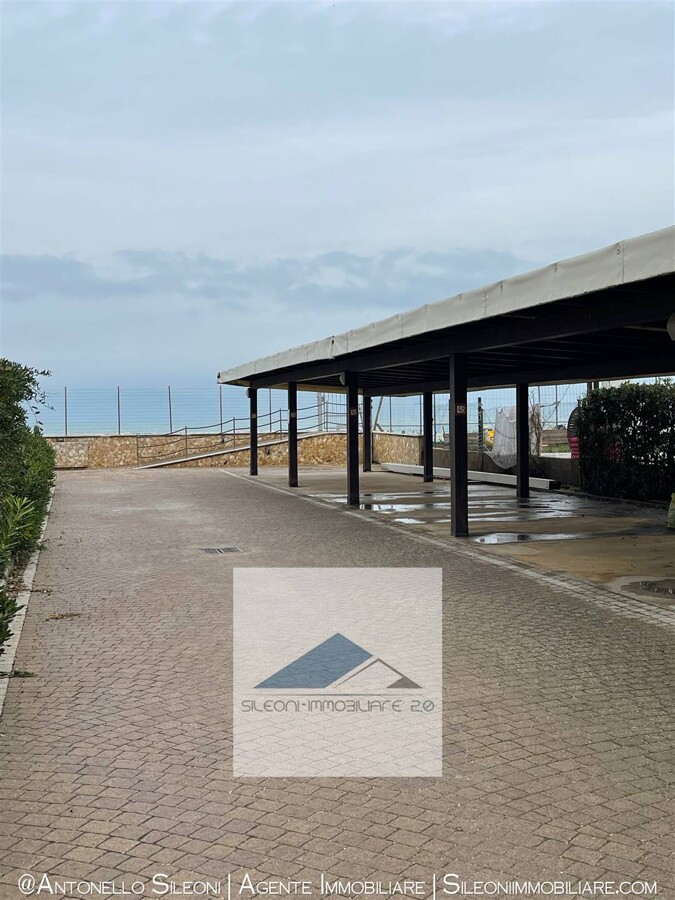 TRILOCALE CON CORTE PRIVATA E POSTO AUTO COPERTO... SUL MARE! — foto 11