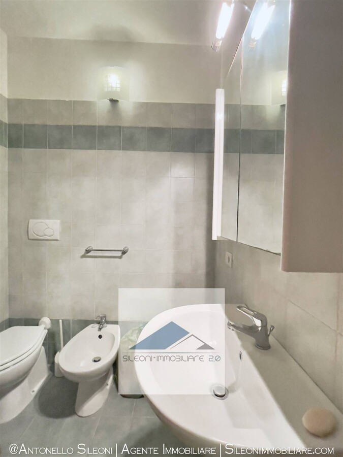 TRILOCALE CON CORTE PRIVATA E POSTO AUTO COPERTO... SUL MARE! — foto 16