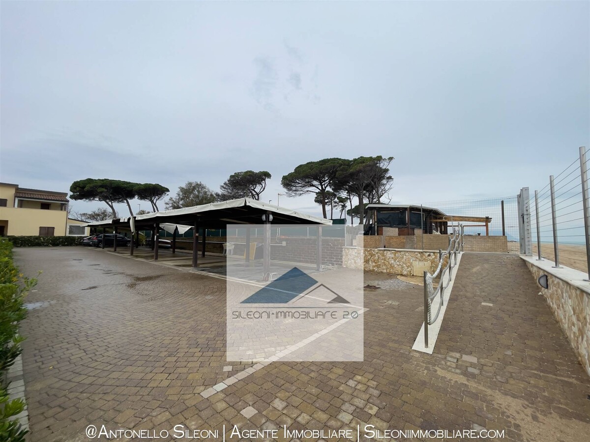 TRILOCALE CON CORTE PRIVATA E POSTO AUTO COPERTO... SUL MARE! — foto 6