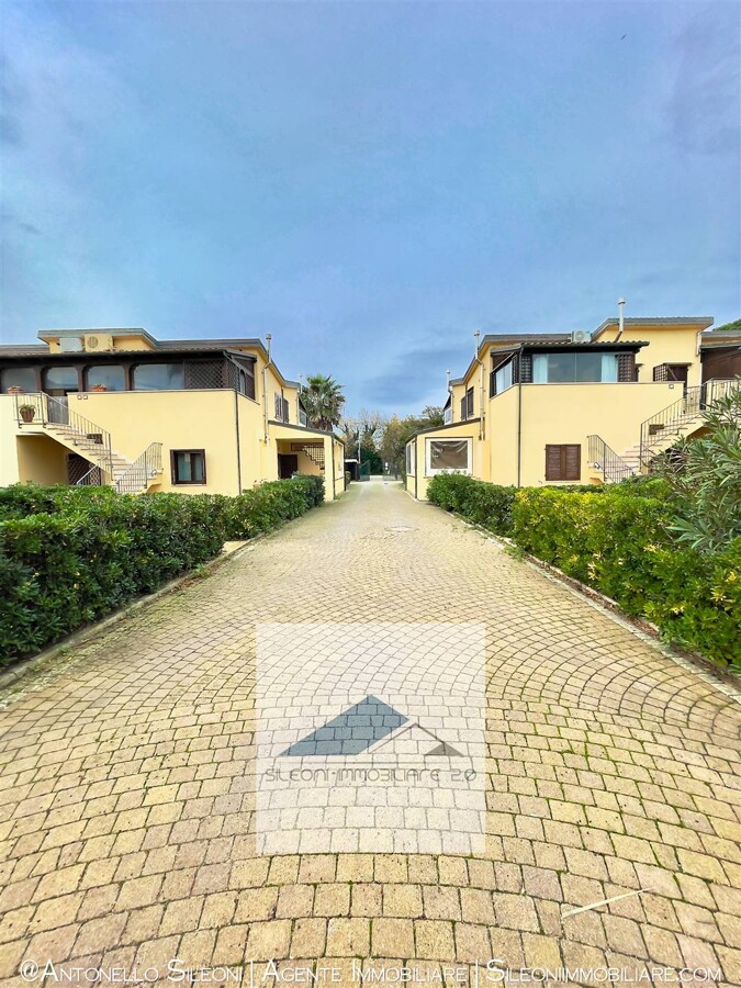TRILOCALE CON CORTE PRIVATA E POSTO AUTO COPERTO... SUL MARE! — foto 10