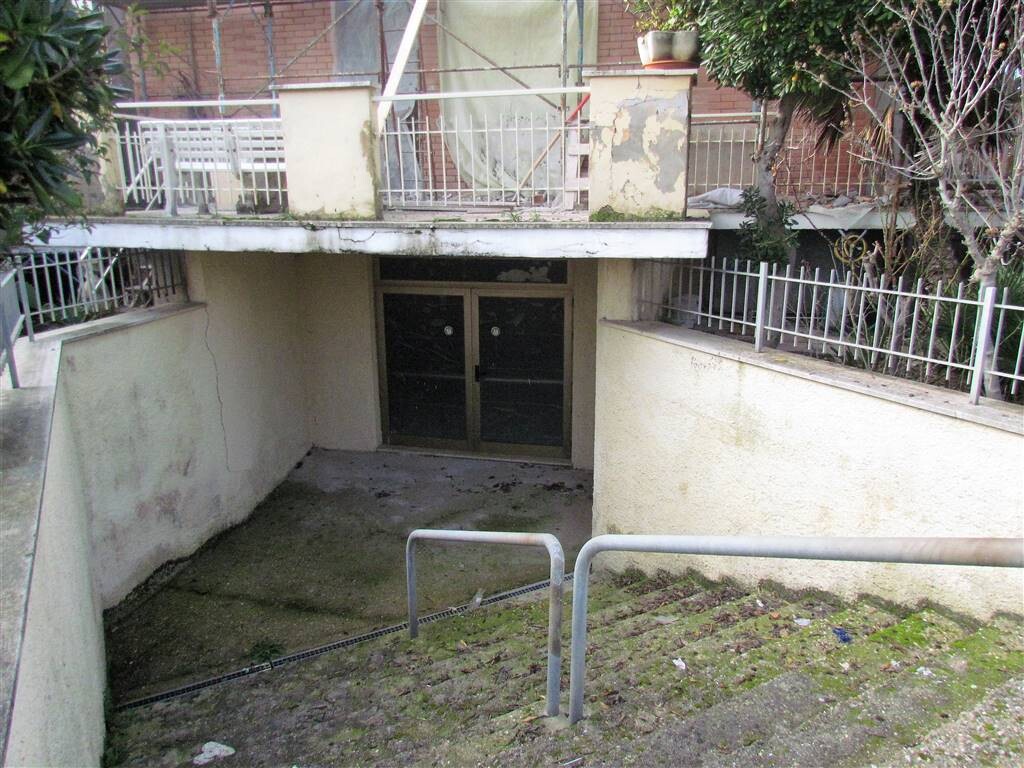 LOCALE C/2 A PORTO RECANATI
