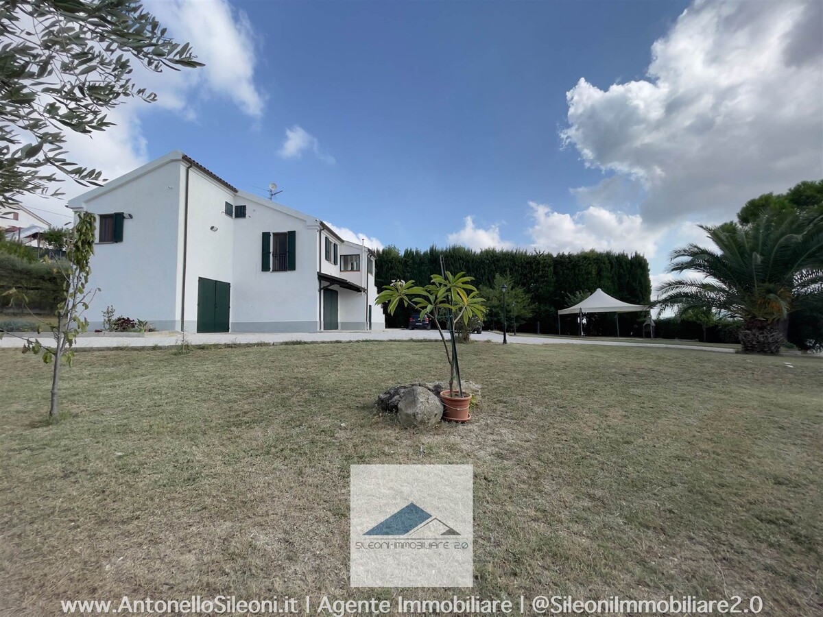 VILLA PANORAMICA SU DUE LIVELLI CON 3000 MQ DI PARCO — foto 22