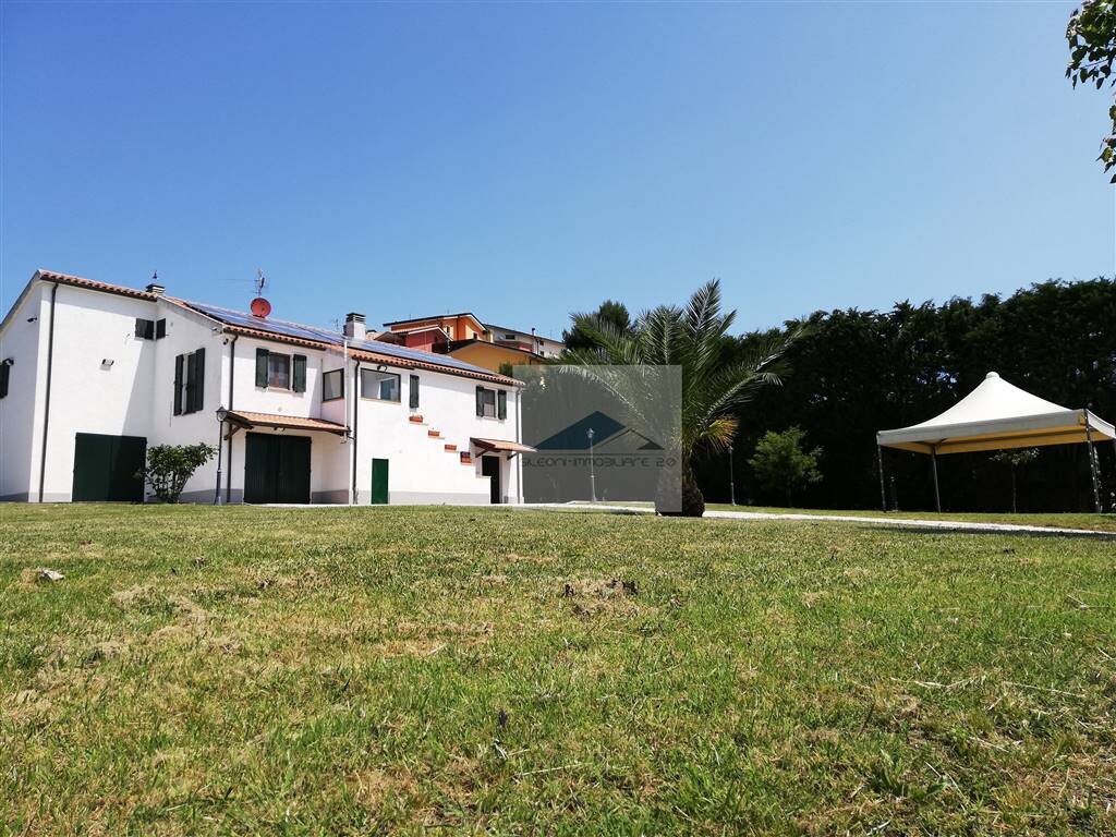VILLA PANORAMICA SU DUE LIVELLI CON 3000 MQ DI PARCO — foto 19