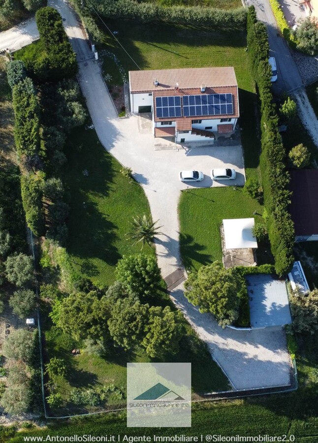 VILLA PANORAMICA SU DUE LIVELLI CON 3000 MQ DI PARCO