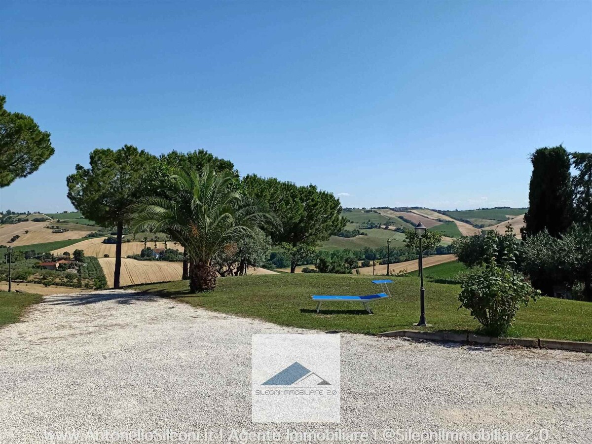 VILLA PANORAMICA SU DUE LIVELLI CON 3000 MQ DI PARCO — foto 23