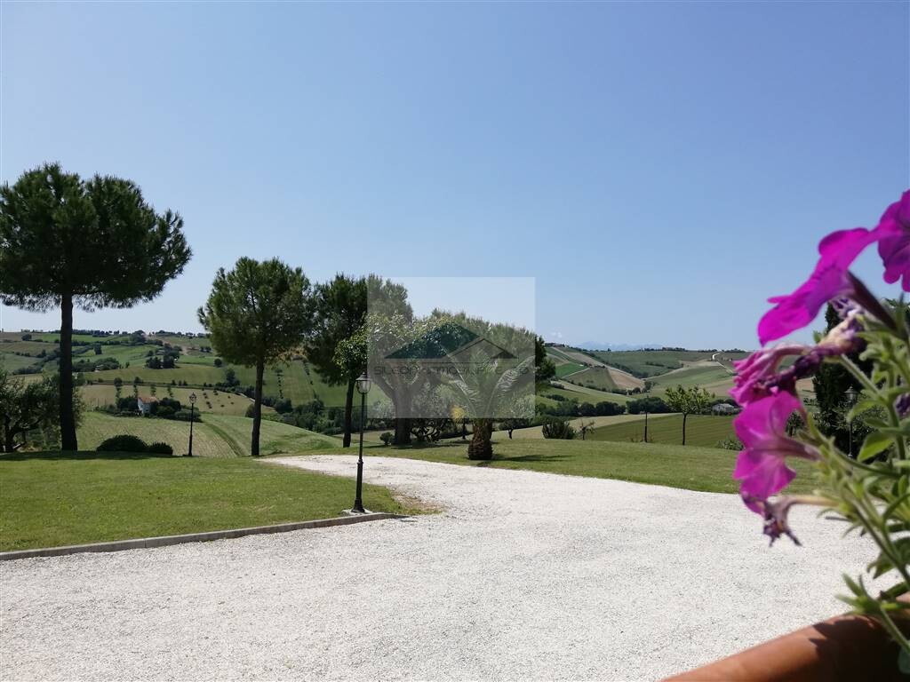 VILLA PANORAMICA SU DUE LIVELLI CON 3000 MQ DI PARCO — foto 21