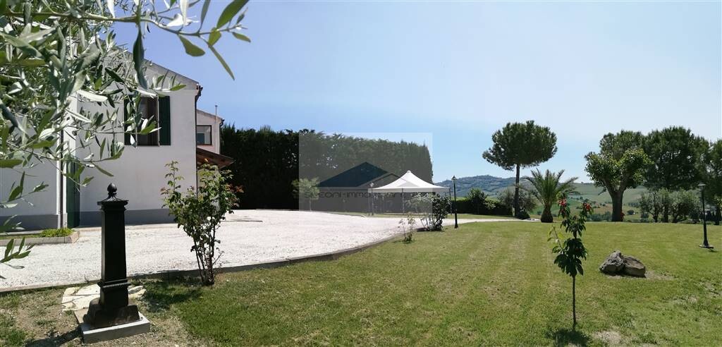 VILLA PANORAMICA SU DUE LIVELLI CON 3000 MQ DI PARCO — foto 20