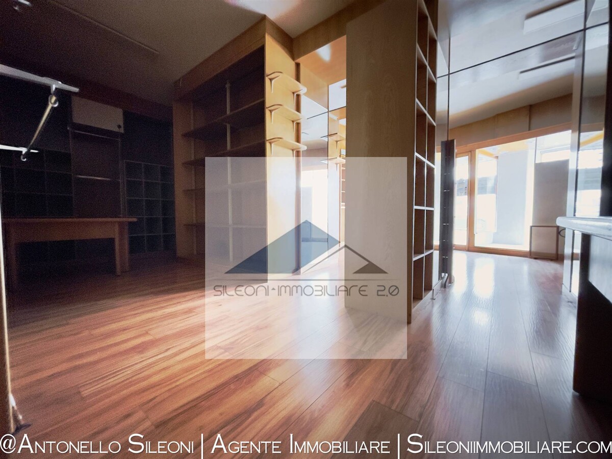 Locale uso negozio in centro storico con annesso magazzino — foto 8