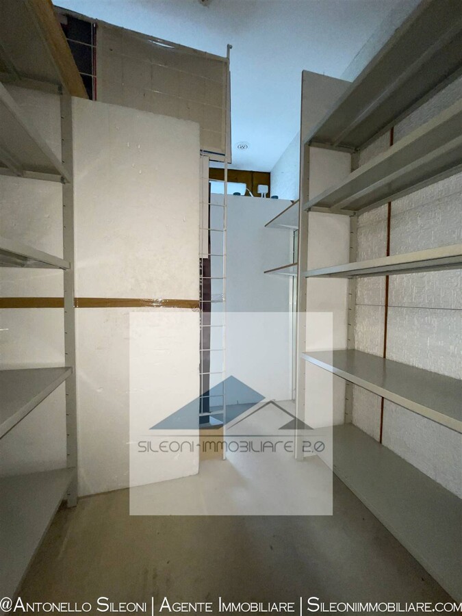 Locale uso negozio in centro storico con annesso magazzino — foto 4