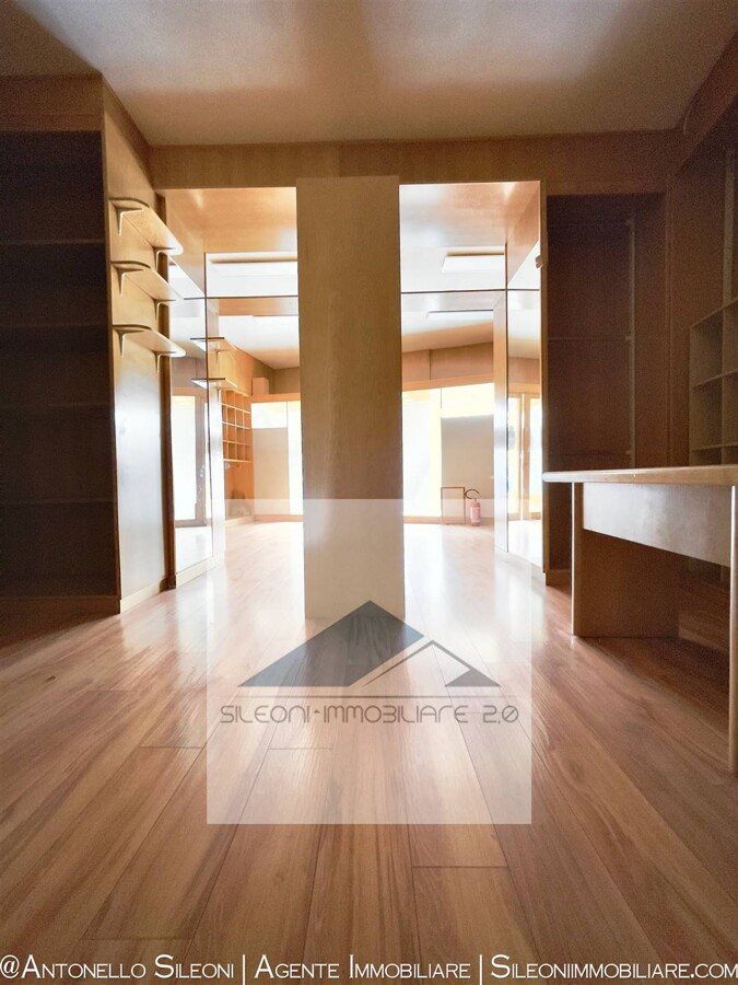 Locale uso negozio in centro storico con annesso magazzino — foto 5