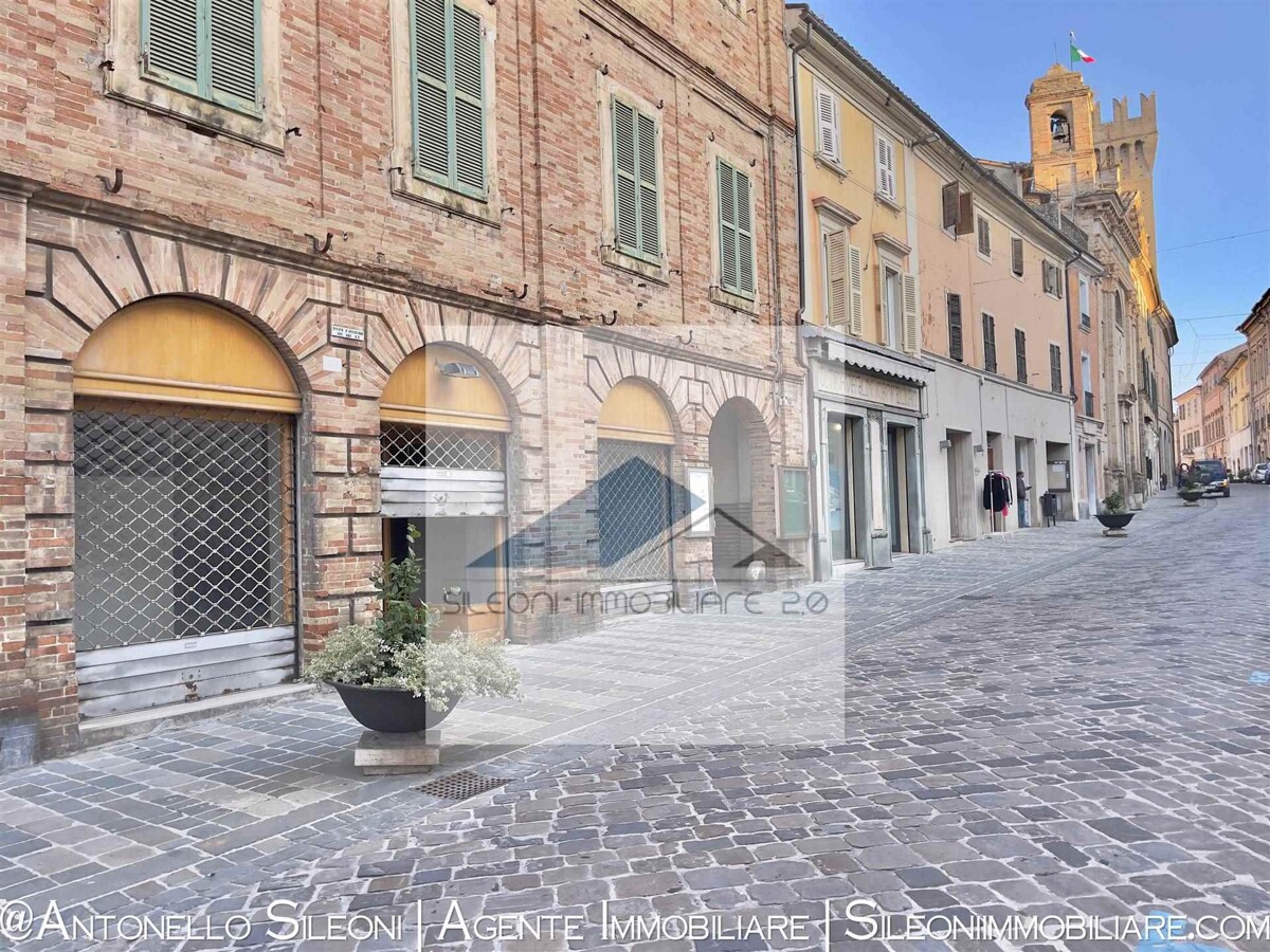 Locale uso negozio in centro storico con annesso magazzino — foto 3