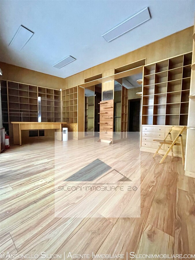 Locale uso negozio in centro storico con annesso magazzino — foto 9