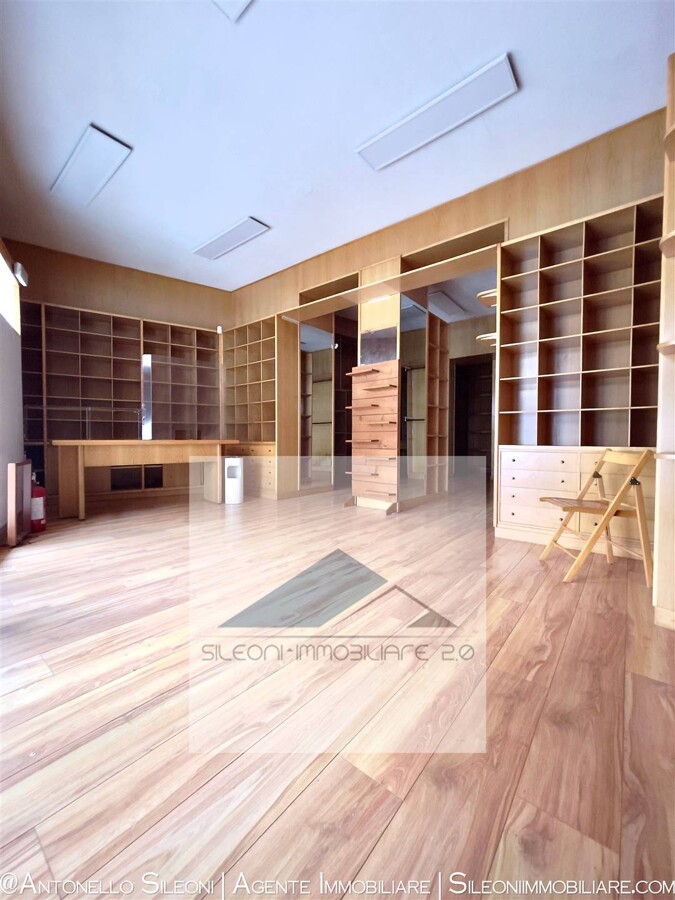 Locale uso negozio in centro storico con annesso magazzino — foto 11