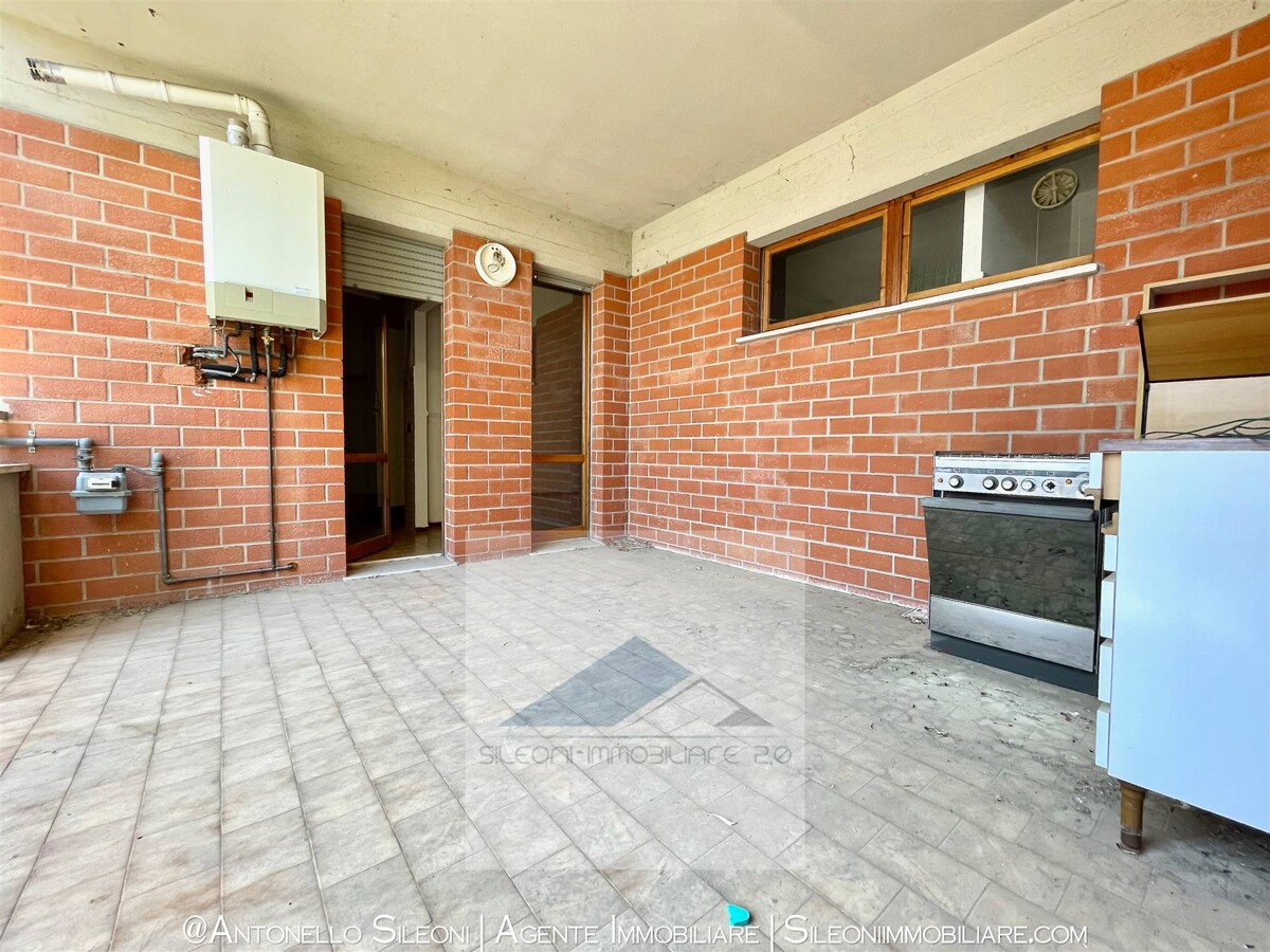BILOCALE CON AMPIO TERRAZZO AL PIANO TERRA — foto 10