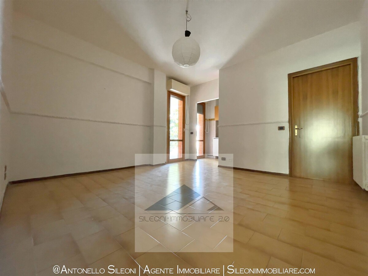 BILOCALE CON AMPIO TERRAZZO AL PIANO TERRA — foto 7