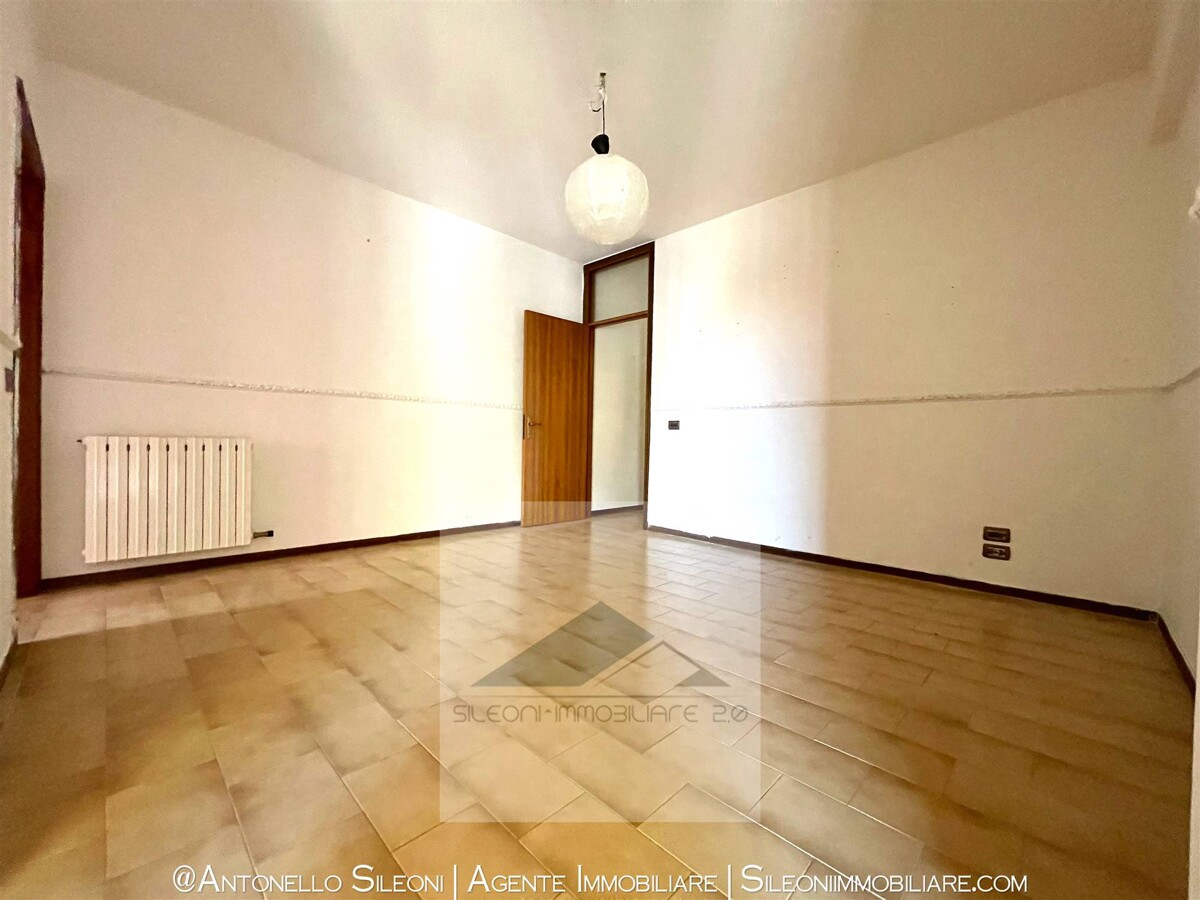 BILOCALE CON AMPIO TERRAZZO AL PIANO TERRA — foto 4