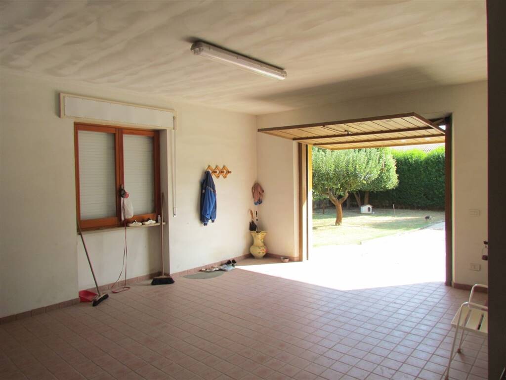 CASA INDIPENDENTE CON 1.500 MQ DI CORTE RECINTATA — foto 8
