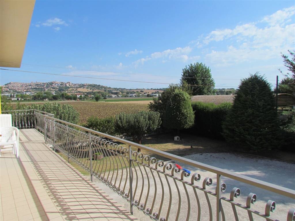 CASA INDIPENDENTE CON 1.500 MQ DI CORTE RECINTATA