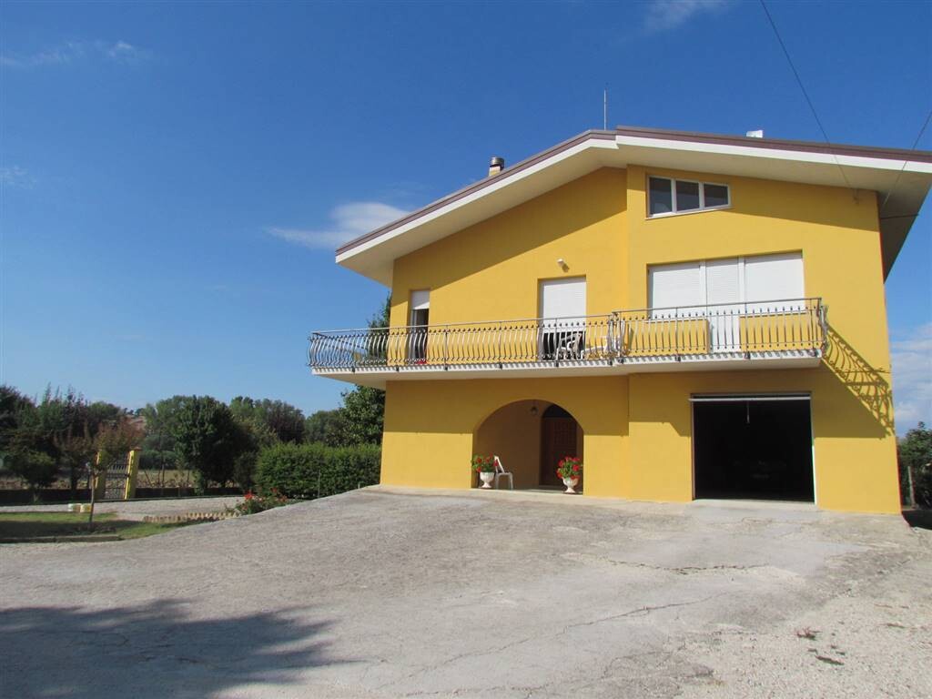 CASA INDIPENDENTE CON 1.500 MQ DI CORTE RECINTATA — foto 9