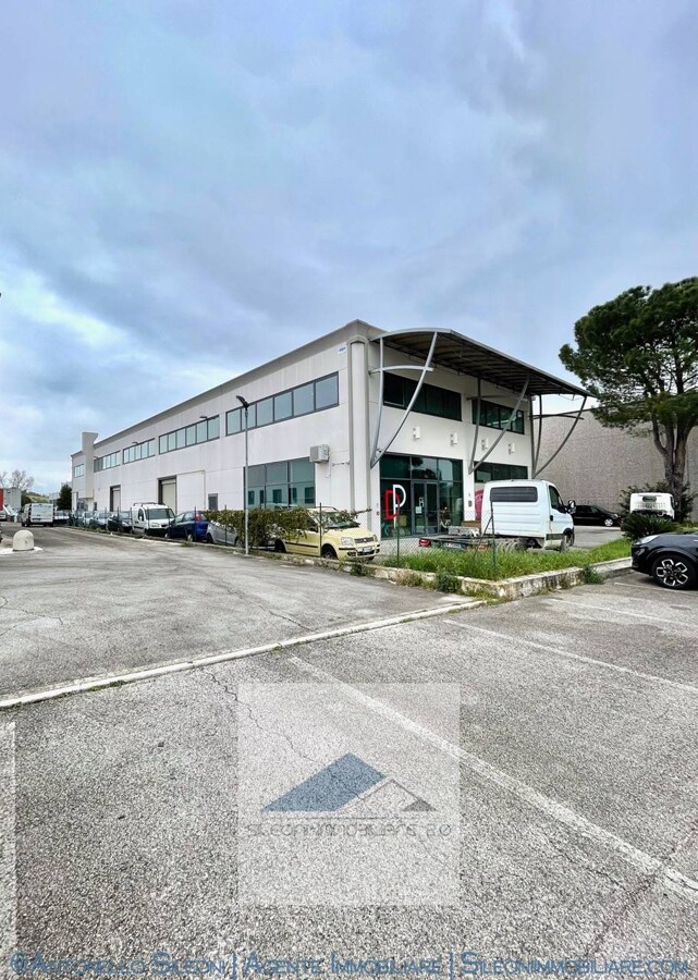 LOCALE DI AMPIA METRATURA A TOLENTINO